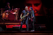 Bruce Springsteen i Steven Van Zandt durant el concert a l'Estadi Olímpic de Barcelona.