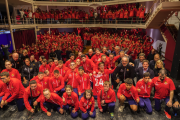 El equipo del Nàstic Genuine y el Voluntariado Grana BASF en el Teatre Metropol.