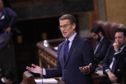 El presidente del PP, Alberto Núñez Feijóo, abre las manos en el atril del Congreso de los Diputados durante el debate de investidura de Pedro Sánchez.