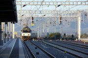 Un Talgo entrant a la estació de Cambrils del corredor mediterrani.