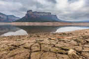 El pantano de Sau, con un nivel muy bajo, y con tierra seca.