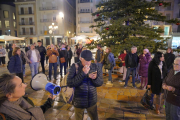 Els manifestants es van congregar al voltant de l'arbre.