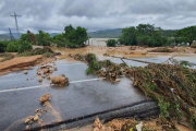 Línia elèctrica tombada al seu pas per la N-340, a Alcanar, després d'un temporal de pluja l'1 de setembre del 2021.