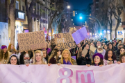 Desenes de manifestants recorrent els carrers del centre de la ciutat de Tarragona durant la protesta.