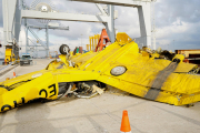 Les restes de l'avioneta sinistrada, ja al port de Tarragona, descarregades per Salvament Marítim.