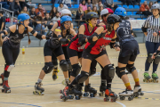 Un instant del duel entre les Insubmises, de Reus i el València Roller Derby, jugat ahir.