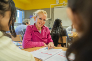 Els espais educatius es desenvolupen als mateixos instituts o en un centre cívic.