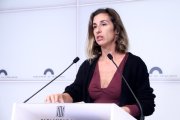 La diputada de la CUP Laia Estrada en roda de premsa des del Parlament.