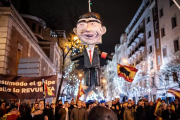 Desenes de persones celebren l'entrada de l'any nou al carrer Ferraz, l'1 de gener del 2024, a Madrid.
