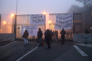 La plantilla de Mas d'Enric manifestant-se a les portes del centre penitenciari.