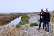 El delegat del Govern, Albert Salvadó i el director territorial d'Acció Climàtica, Jesús Gómez, sobre una de les guardes recrescudes de la bassa de l'Encanyissada.