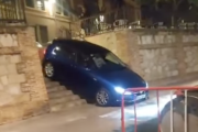 Imatge del cotxe baixant per les escales.