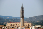 Vista del campanar de Valls en obres.