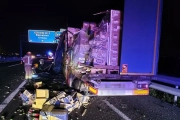 Imatge de les caixes que van caure d'un camió que va patir un accident a Banyeres.