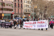 Diversos manifestants amb una pancarta que reclama papers per a tothom.