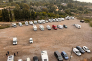 Denuncien que els campistes duen diversos dies aparcat en el pàrquing.