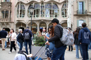 Turistes davant la Casa Batlló, situada al passeig de Gràcia de Barcelona.