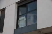 Imatge de la finestra del pis on residia l'arrestat i on s'hauria comès el crim.