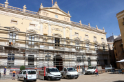 Imatge de la façana de l'Ajuntament de Tarragona, amb els operaris col·locant la bastida per a les obres de rehabilitació.