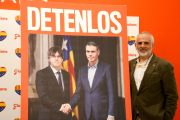 El candidat de Ciutadans, Carlos Carrizosa, amb el cartell de la campanya.