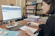 Una notaria realitzant un tràmit a través d’Internet.