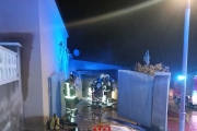 Es bombers treballant a la casa dels Pallaresos afectada per un incendi.