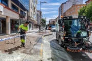 Efectivos de limpieza en el lugar de los hechos, en la avenida del Cid de Burgos.