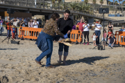 Viñuales participant en l'alliberament de la tortuga marina Aran.