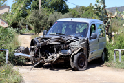 Estat del vehicle després de xocar contra un tren de mercaderies a la Selva del Camp.