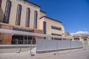 El mur que es modificarà es troba adjunt a la nova rampa d’accés a la plaça elevada del Mercat Central.