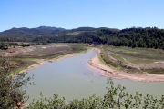 Vista general de l'embassament dels Guiamets, amb molt poca aigua a tocar de la presa.