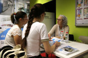 Dues noies entrevistant-se amb la Clínica Terres de l'Ebre en la Fira d'Ocupació de la URV.