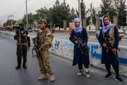 Talibans fan guàrdia davant de la universitat de Kabul.
