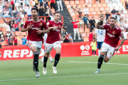 Pablo Trigueros, Gorka Santamaría i Marc Fernández celebrant el gol de la victòria del Nàstic contra el Rayo Majadahonda.