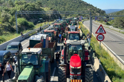 Diversos tractors tallen l'AP-7 a la Jonquera.