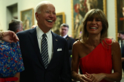 Joe Biden i Begoña Gómez riuen durant la visita al Museu del Prado en el marc de la cimera de l'OTAN a Madrid.