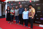 El codirector del documental ‘Un estel fugaç’, Ignasi Guerrero, acompanyat del seu equip i dels directors del FIC-CAT a l’entrada de la projecció.