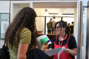 Una estudiant entrant a l'aula per fer les PAU.