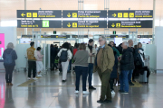 Usuaris accedint al control de seguretat a la T1 de l'aeroport de Barcelona