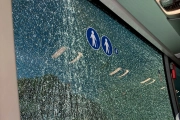 El vidre de l'autobús de l'AD Ceuta que han trencat a Tarragona