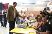 El candidat del PSC, Javi López, en el moment d'emetre el seu sufragi a l'Escola Auró de l'Esquerra de l'Eixample