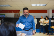 El president de Vox, Santiago Abascal, vota en un col·legi electoral