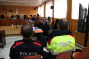 Els investigats d'assassinar un home a Tarragona l'any 2021 i d'encobrir els fets, amb els seus advocats, a l'inici del judici celebrat a l'Audiència de Tarragona.