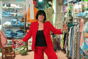 Sònia Romero modelant amb algunes de les peces de roba amb què compta la seva botiga.