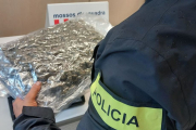 Un agent dels Mossos d'Esquadra amb la droga intervinguda en un domicili de Salou