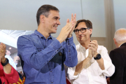 El president del govern espanyol, Pedro Sánchez, i el primer secretari del PSC, Salvador Illa, aplaudint abans de començar un míting