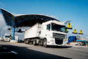 Accés dels camions a l'eix transversal del port de Tarragona.