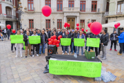 Imatge d’una mobilització davant de l’Ajuntament de Reus per exigir que no es congelin els salaris dels treballadors de Reus Net.