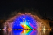 Projecció del lema 'A World of Diversity' a la pantalla d'aigua del llac durant la PortAventura Parade.