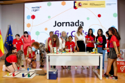 Les sis alumnes de l'escola la Mercè de Tortosa, a la dreta de la imatge, en la rebuda de les participants de l'Efigy Girls a Madrid amb la secretària d'Energia, Sara Aagesen.